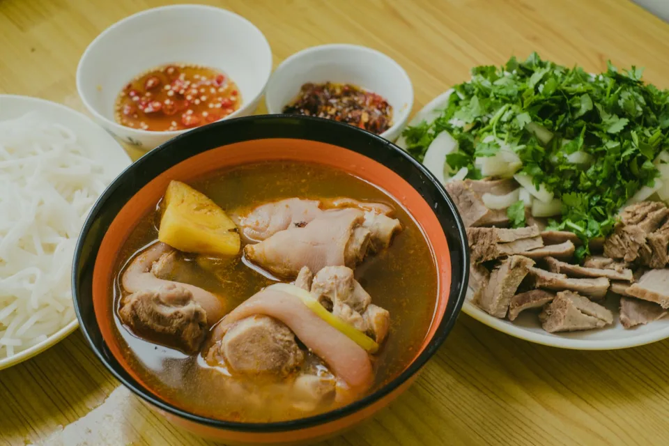 Bàn nướng đông khách tại Căn Tin Bệnh Viện Thăng Hoa